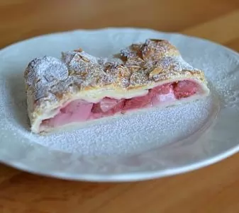 Závin s bielou špargľou a jahodami